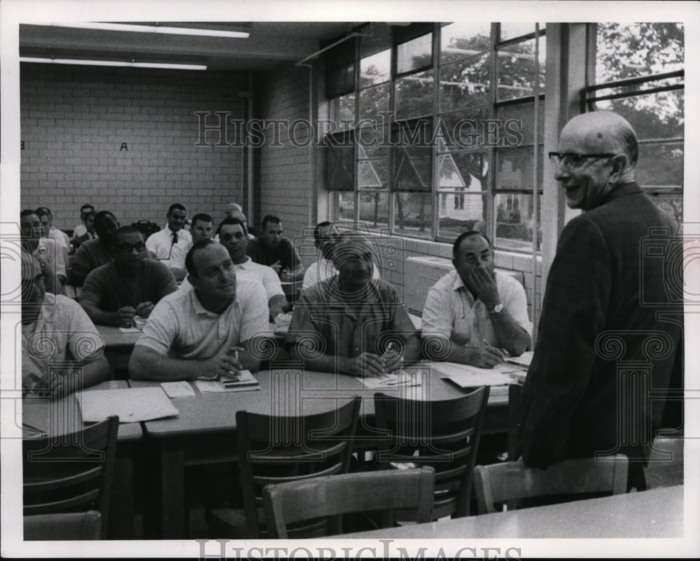 1968 Press Photo Superintendent Paul Briggs talks with Senate football coaches- Historic Images