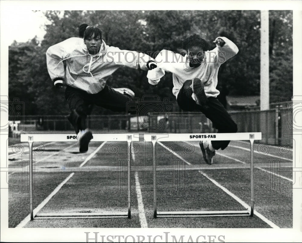 1990 Press Photo Hurdlers Charlotte Dixon, Sonja Thomas-Cleveland Hts High Track - Historic Images