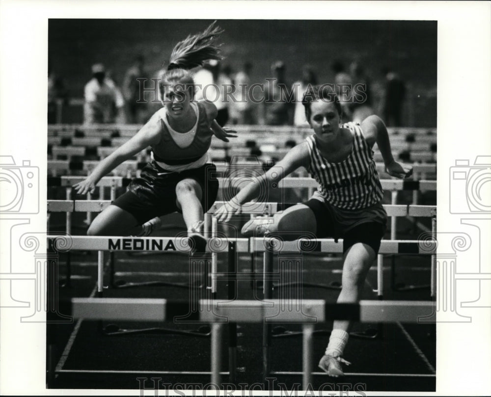 1991 Press Photo Medina Country track meet-Rochele Meyer and Carrie Headrick - Historic Images