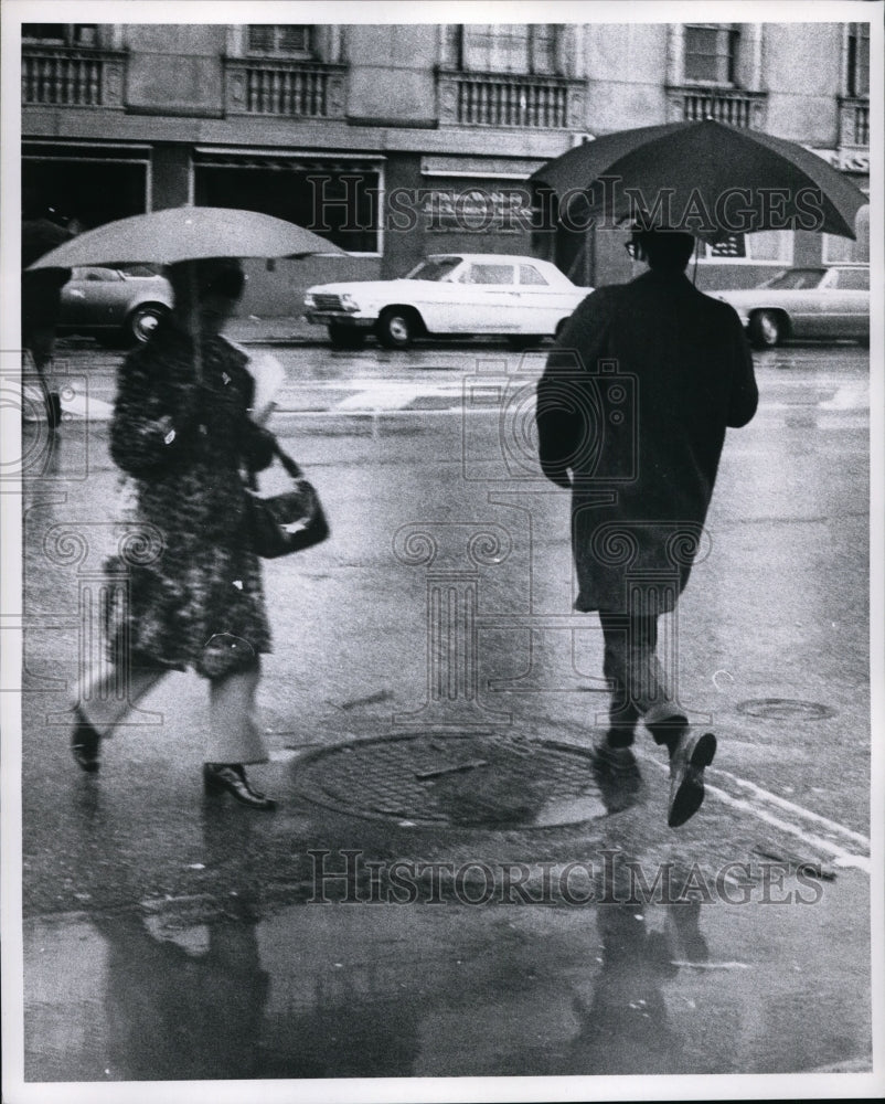 1971 Press Photo Umbrellas instead of snow gear seen downtown rain - cvb34578 - Historic Images
