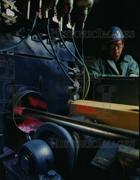 1998 Press Photo Bob Mohler, a Republic Engineered Steels' employee - cvb34580 - Historic Images