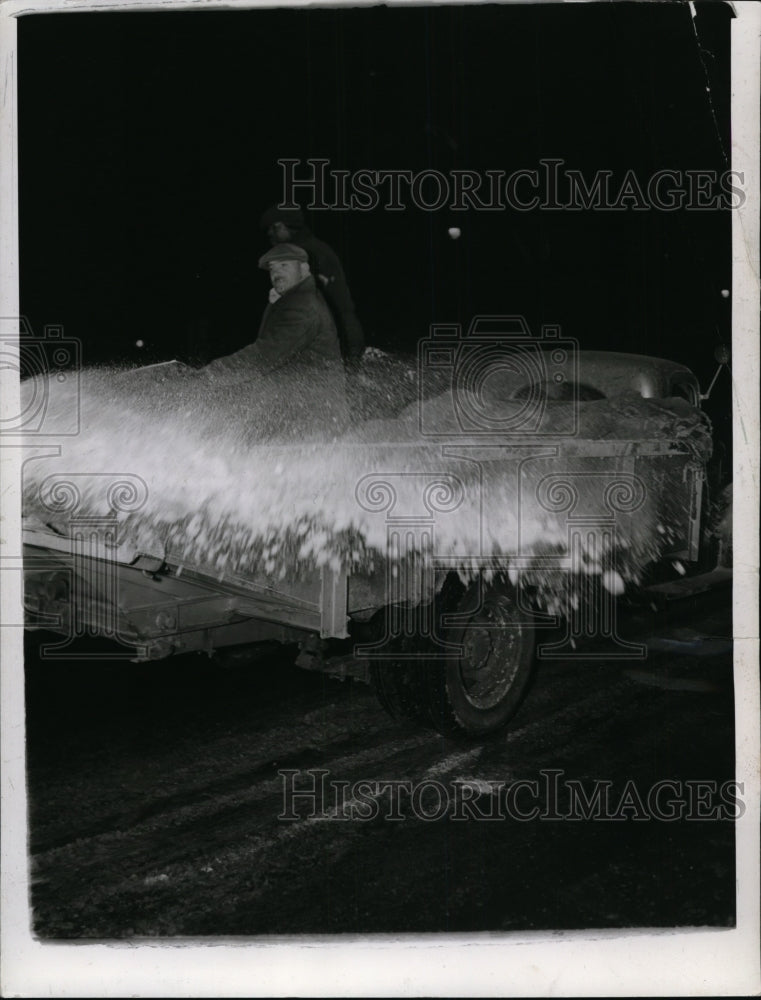 1942, City street crew de-icing Superior Avenue on Square - cvb34758 - Historic Images