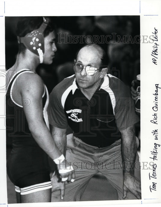 Press Photo Tom Ternes talking with Rich Quimbaya - cvb34798 - Historic Images