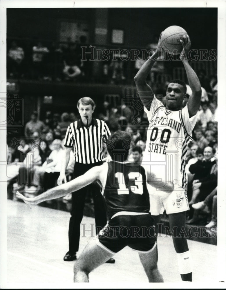 1987 Press Photo: C.S.U. Basketball Warren Bradley attempts to pass - cvb34849 - Historic Images