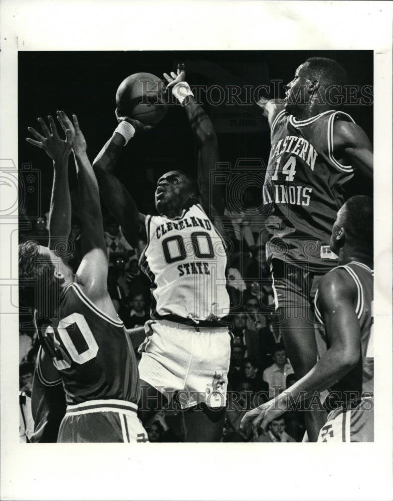 1987 Press Photo: Warren Bradley&#39;s shot in the 1st half is blocked - cvb34851 - Historic Images