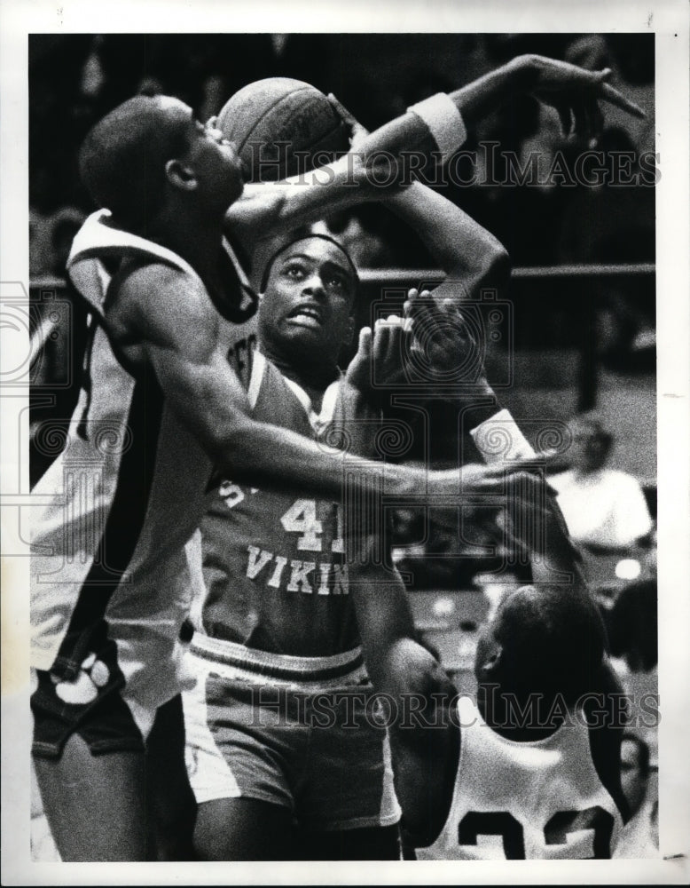 1988 Press Photo: Quenton Jordan puts up two over the arms of Tony Rollins - Historic Images