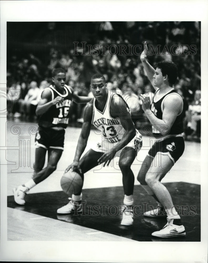 1987 Press Photo: C.S.U. Basketball Eric Mudd attempts to charge past player - Historic Images