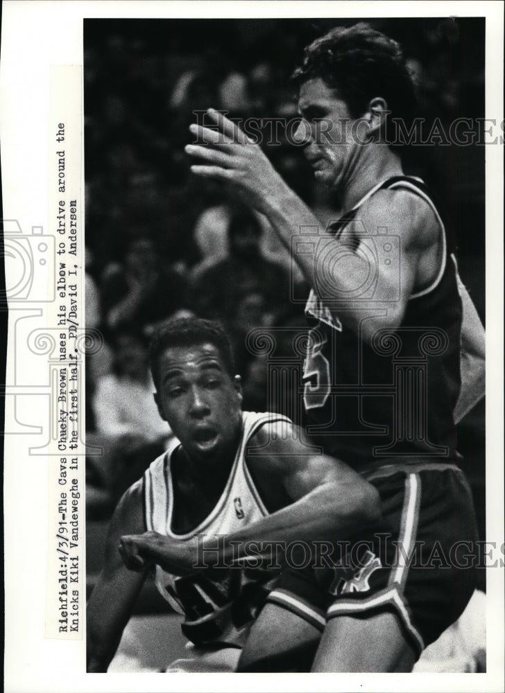 1991 Press Photo The Cavs Chucky Brown uses his elbow to drive around the Knicks - Historic Images