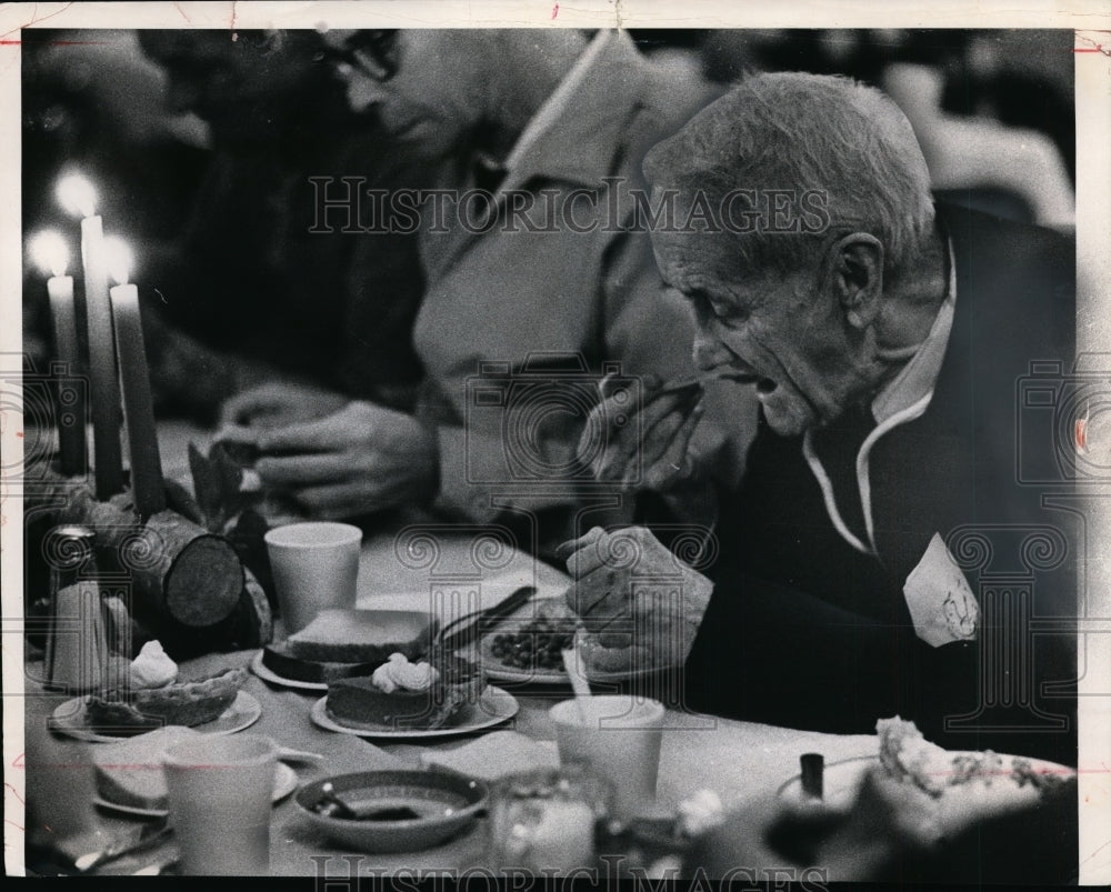 1971 Press Photo Scene from the Salvation Army Christmas Dinner - cvb35044 - Historic Images