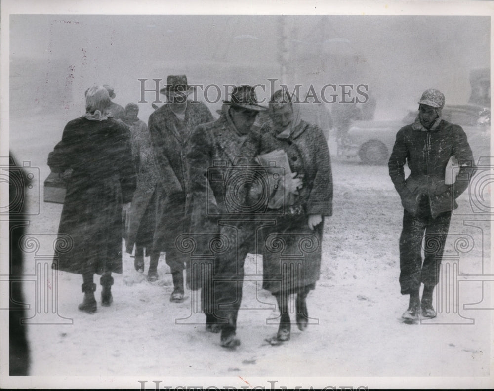 1954, On the Public Square at 7.45 AM in a cold weather - cvb35062 - Historic Images