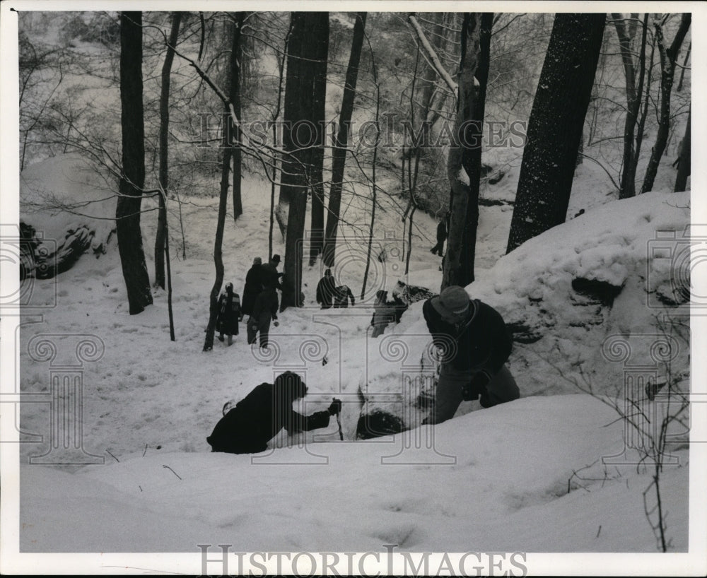 Press Photo People in the snow - cvb35100 - Historic Images