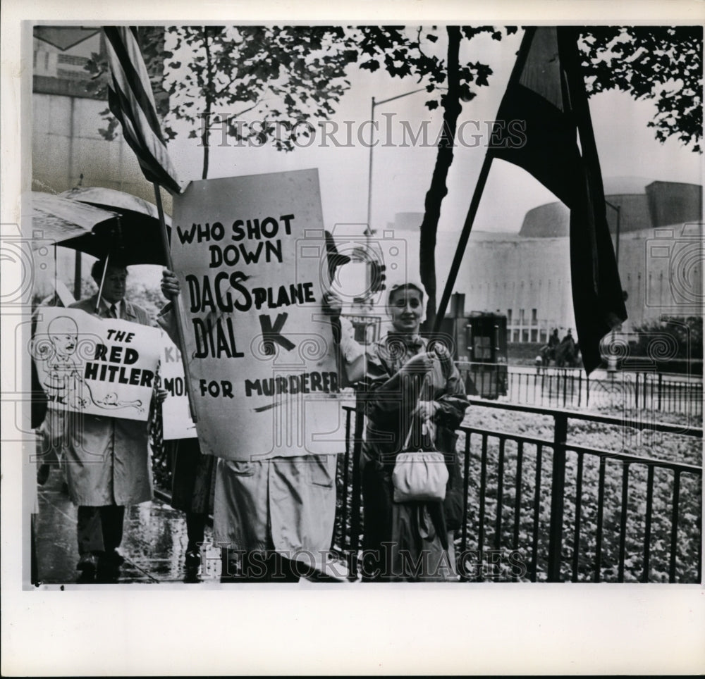 1961, Pickets carrying placard march in the vicinity of United Nation - Historic Images