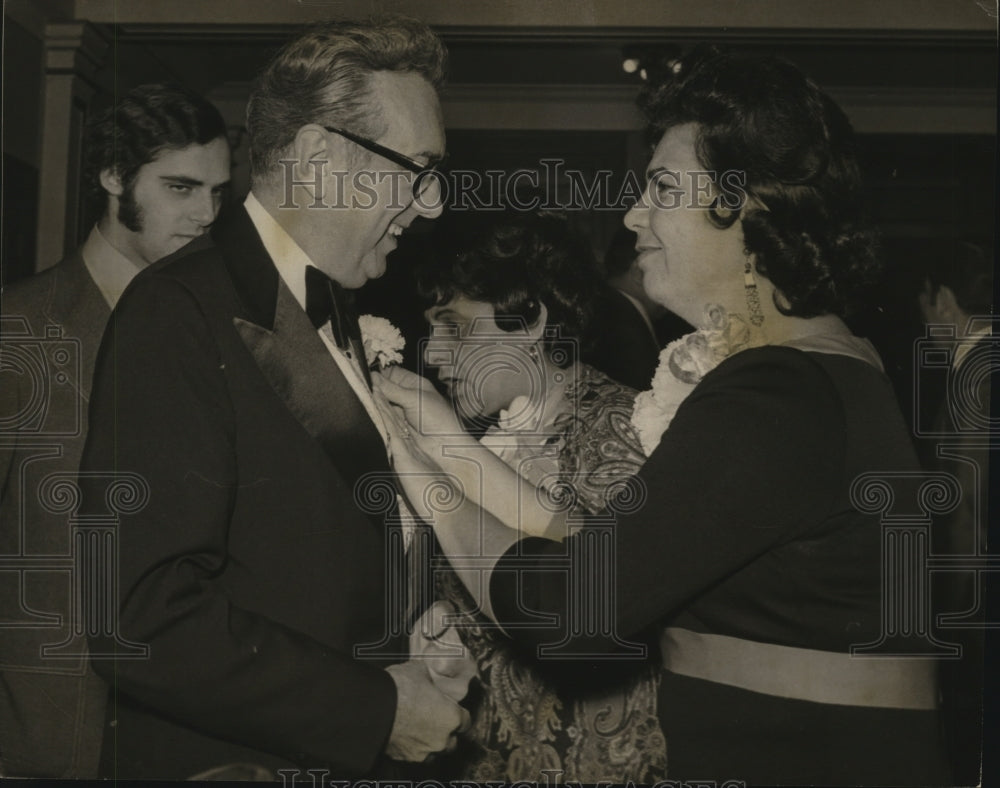1972 Press Photo L to R: Mayor Raplh Perk and Mrs. Anton Zak - cvb35206 - Historic Images