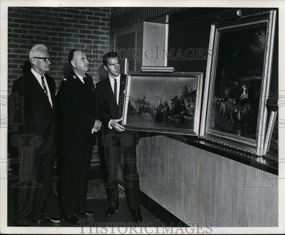 1966 The Salvation Army is the new owner of an art collection-Historic Images