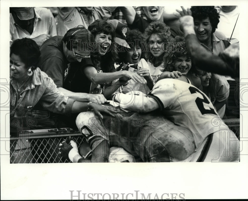 1987 Press Photo Clay Mathews is swarmed by players and fans - cvb35235- Historic Images