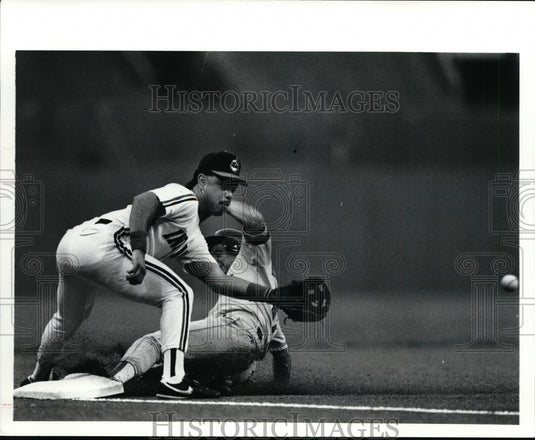 1990 Press Photo Marty Barrett sneaking to base as Carlos Baerla late tag - Historic Images