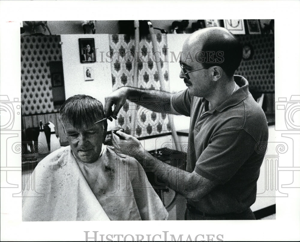 1991 Press Photo Mike Travagliante, working at Vince&#39;s barber shop, cuts hair - Historic Images