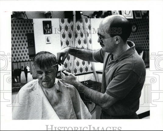 1991 Press Photo Mike Travagliante, working at Vince's barber shop, cuts hair - Historic Images