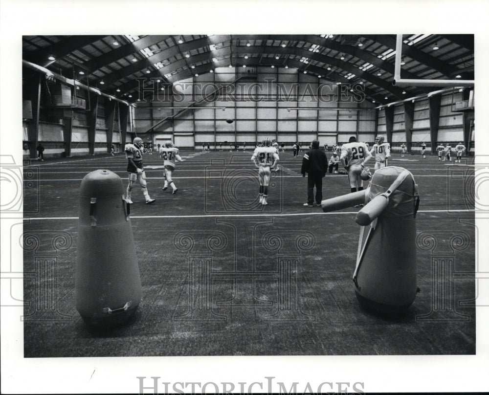 Press Photo The Browns practice in their new indoor facility in Berea - Historic Images