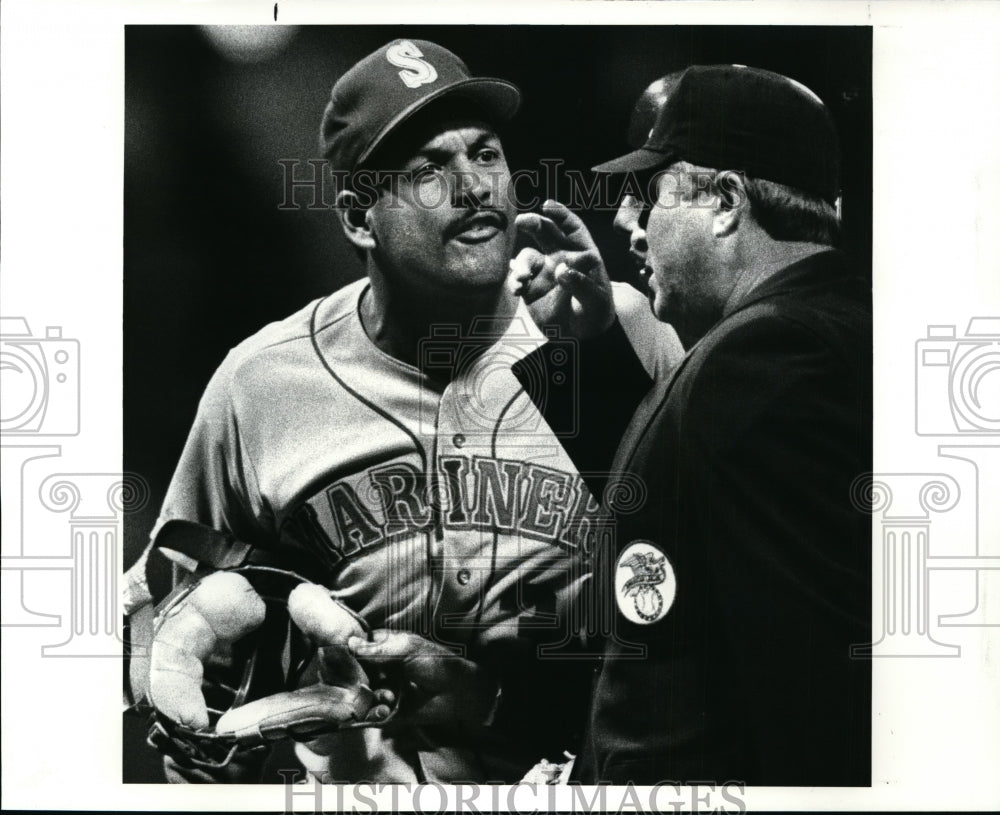 1988 Press Photo Seattle&#39;s Pitcher Edwin Nunez argues with Larry McCoy - Historic Images