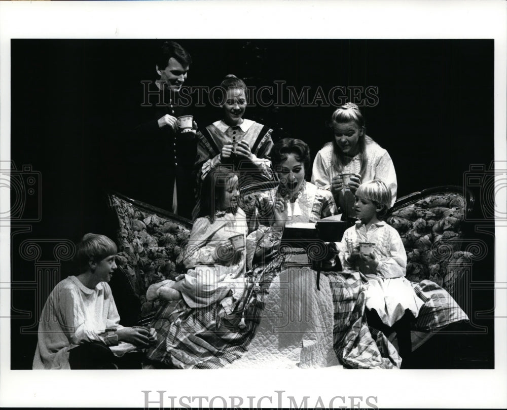 1992 Press Photo The Cleveland family in Great Lakes Theater Festival - Historic Images