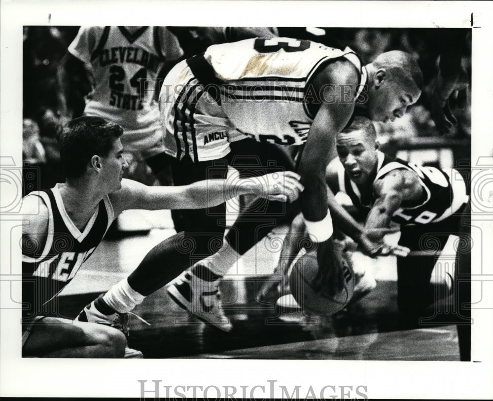 1987 Press Photo Cleveland States Hersey Strong grabs the loose ball during game - Historic Images