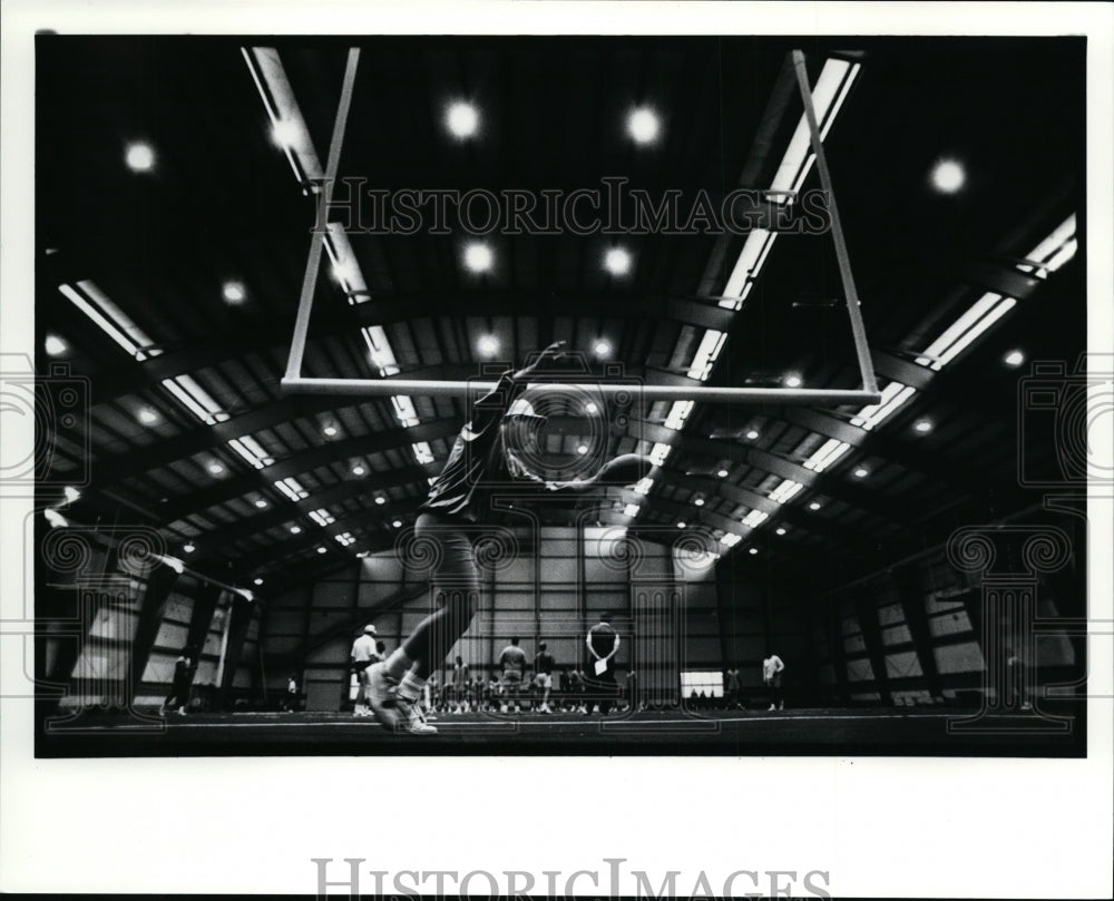 1991 Press Photo Brian Greenfield practices in Browns new training facility - Historic Images