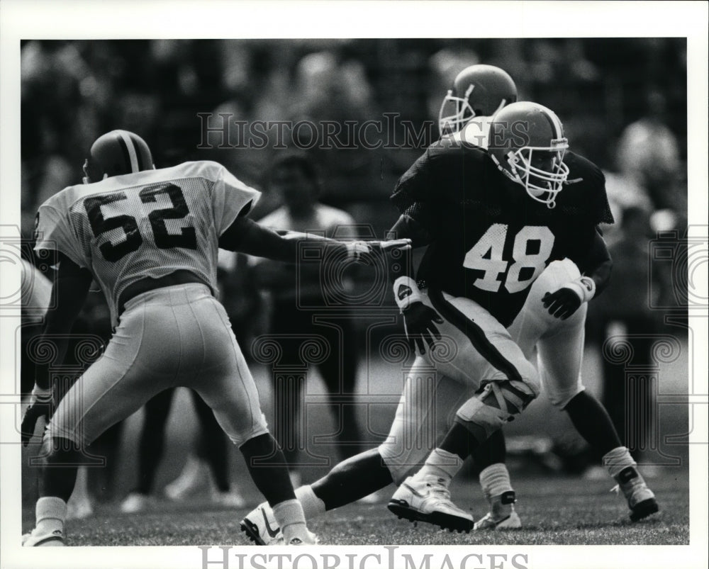 1991 Press Photo Charles Arbuckle blows past Linebacker Richard Browns - Historic Images