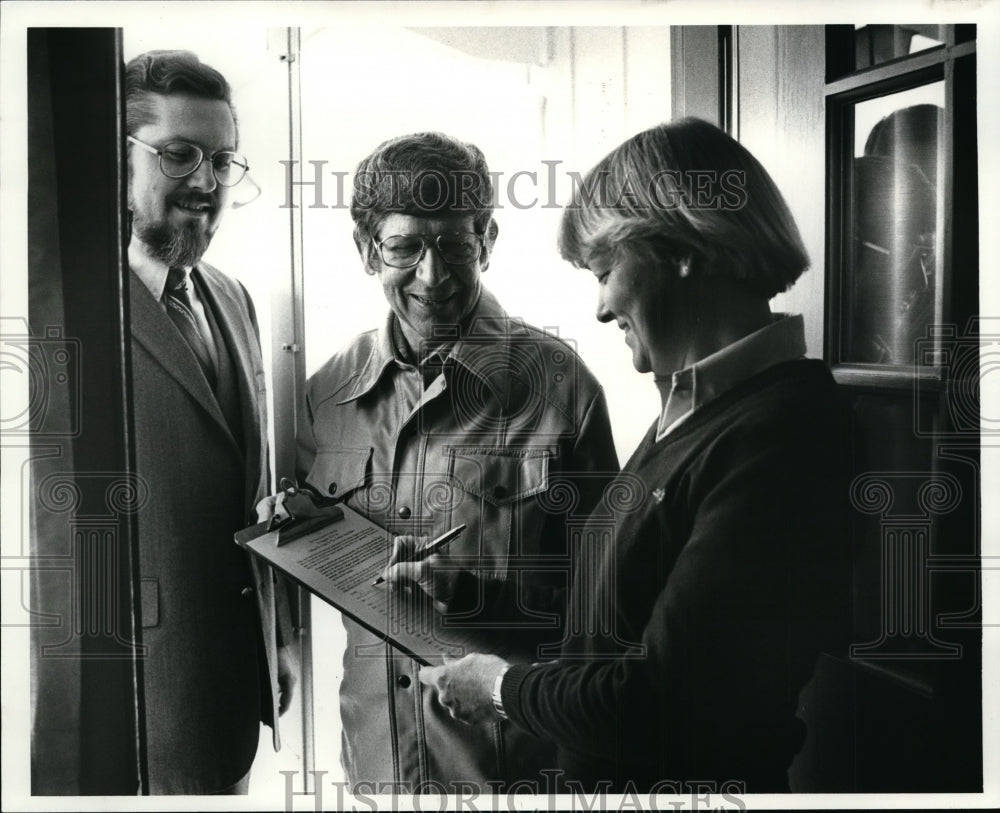 1982, Signing petition banning Nuclear Weapons - cvb35363 - Historic Images