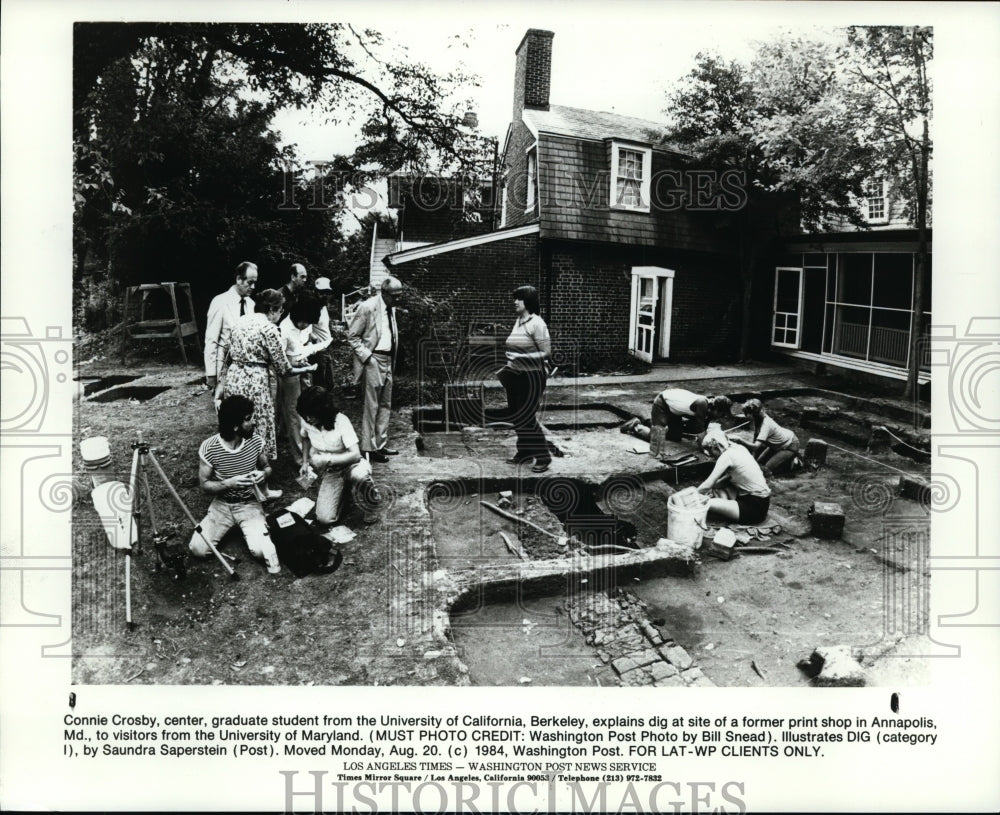 1984 Press Photo Connie Crosby (C) explains dig at site of a former print shop - Historic Images