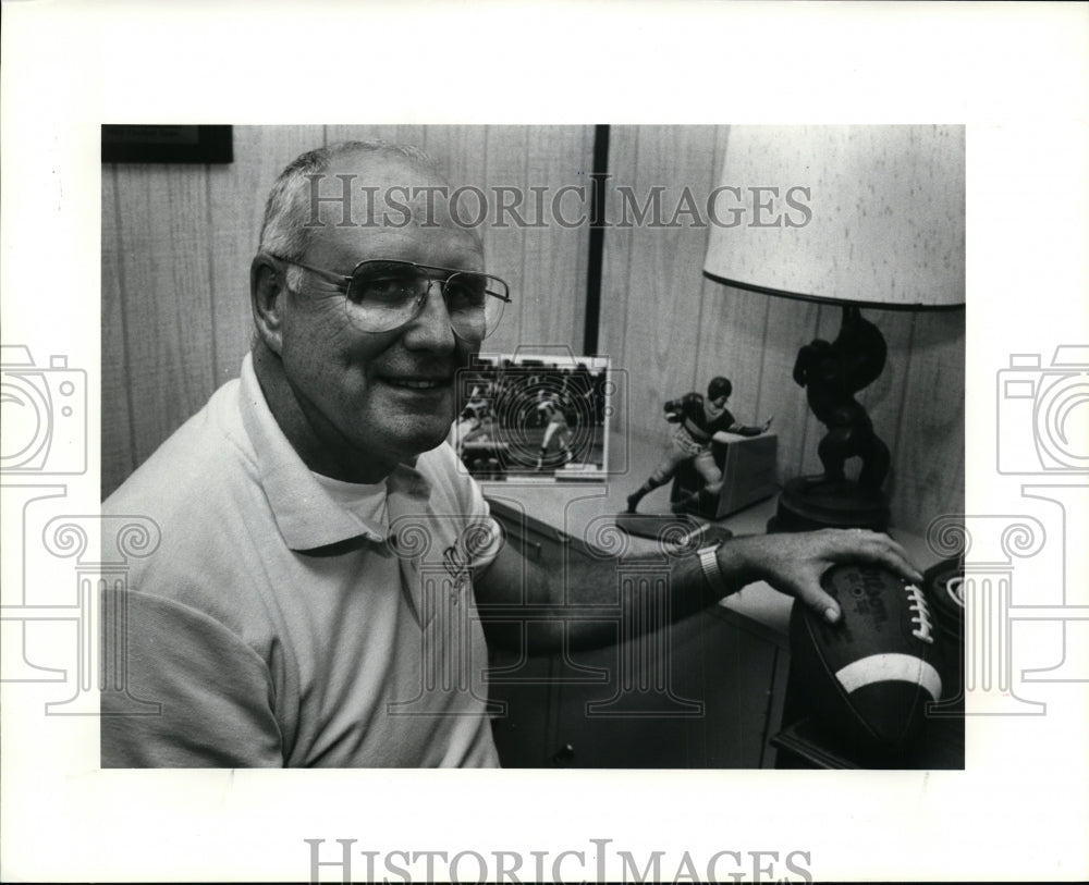 1990 Press Photo Coach Dan Barren at his home - cvb35530 - Historic Images