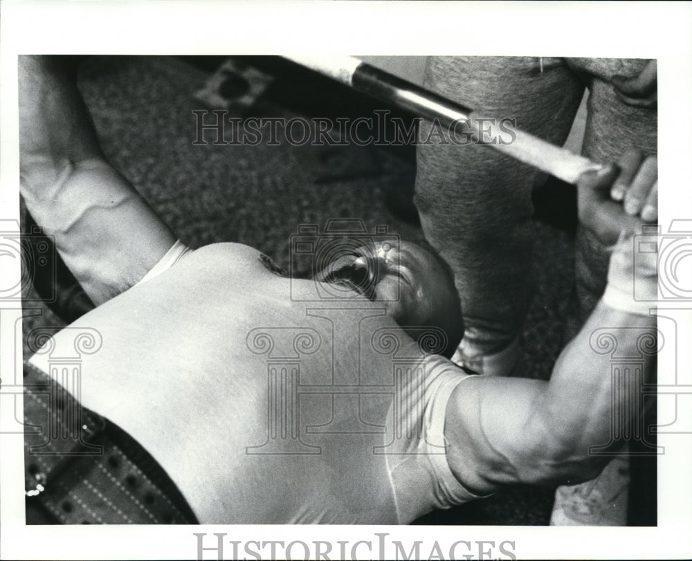 1987 Press Photo John Black (practice) Bench-Press 375 Lbs - cvb35546 - Historic Images