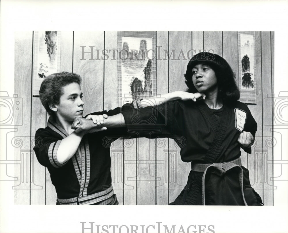 Press Photo Sandra James and Mike Knirnschild, half fist strike to throat - Historic Images