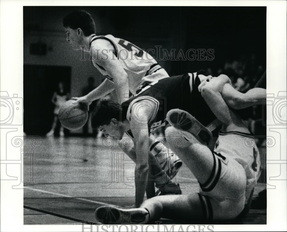 1991 Press Photo No 52 Doug Stienwart topples over no. 44 Lary Stanton-Historic Images