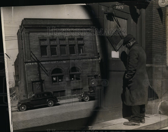1939 Press Photo Bum at closed Orange Ave. Bathowe - cvb35599 - Historic Images