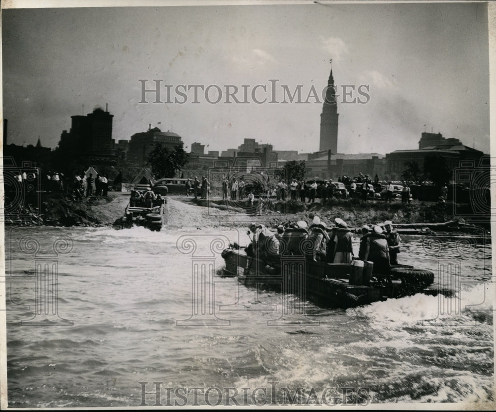 1944 Press Photo Army ducks on Lake Front - cvb35602 - Historic Images