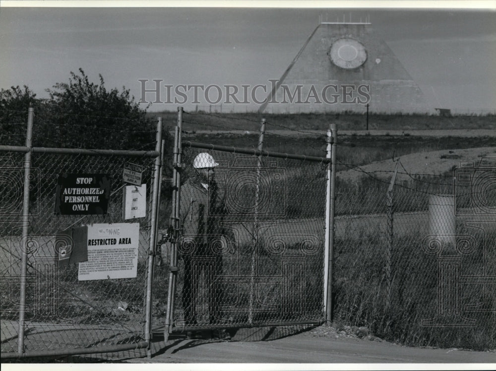 1991 Press Photo Jim Novacek guards gate of missile base in Nekoma, North Dakota - Historic Images