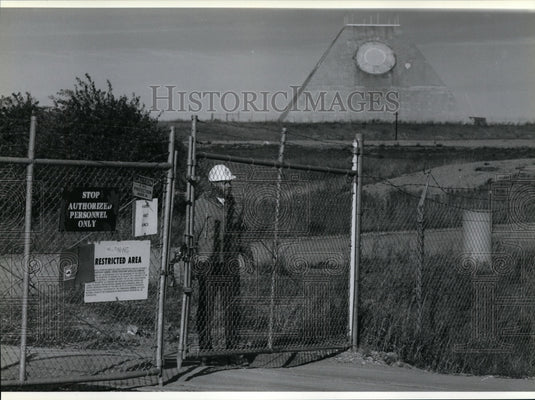 1991 Press Photo Jim Novacek guards gate of missile base in Nekoma, North Dakota - Historic Images