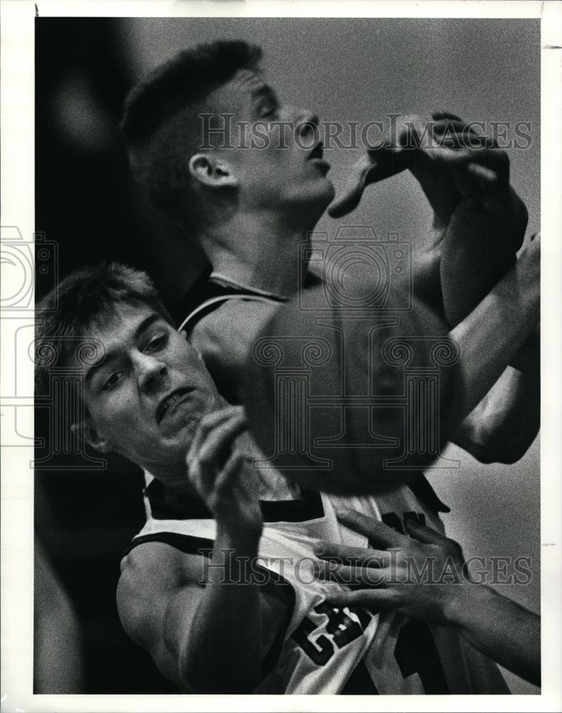1990 Press Photo Andy Sems and Craig Young fight for a rebound - cvb35708- Historic Images
