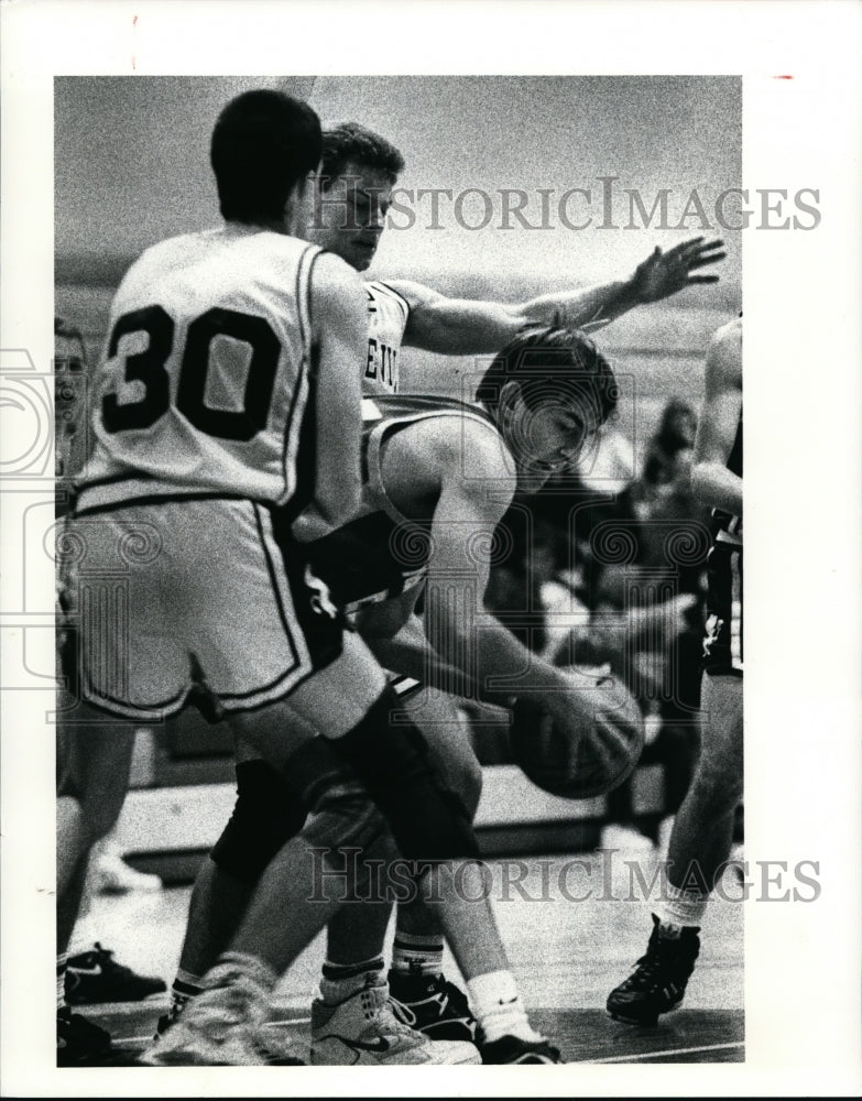 1990 Press Photo Jon Osborn trapped between Wickliffe players Jim and Steve - Historic Images