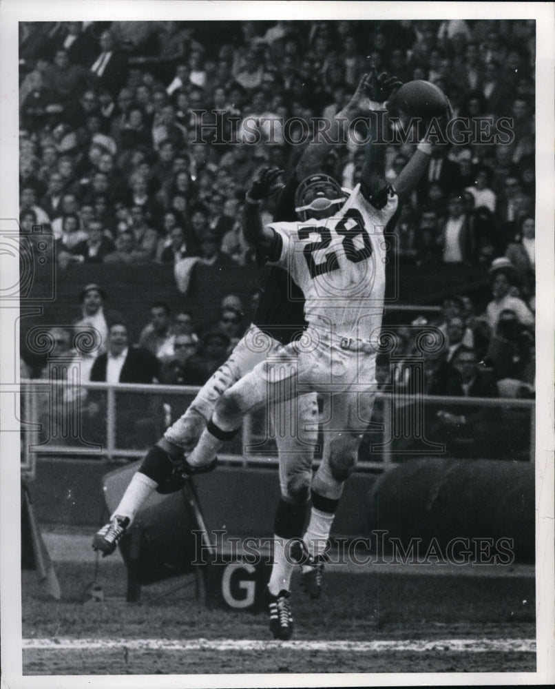 1968 33 yard Hart pass despite Ben Davis. Browns vs. Cardinals.-Historic Images