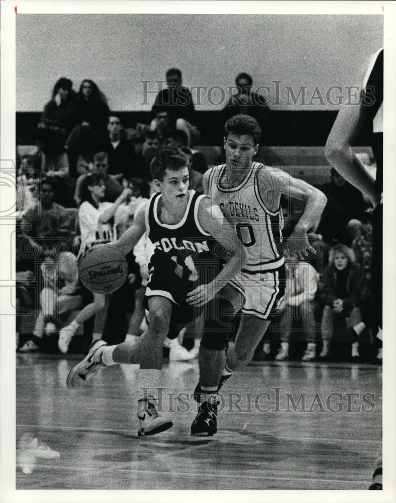 1990 Press Photo Dan Iwan attempts charge against Phil Prahst in basketball game - Historic Images