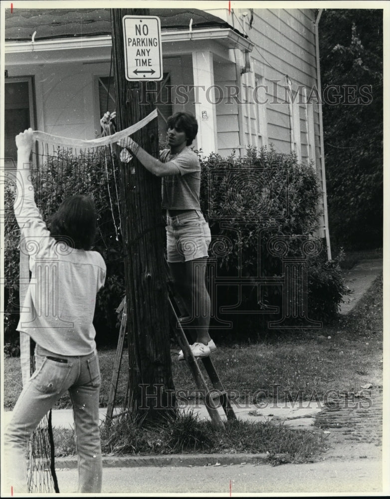 1981 Press Photo Ray McMullen & Bob Parenti put up net, Krather rd. block party.- Historic Images