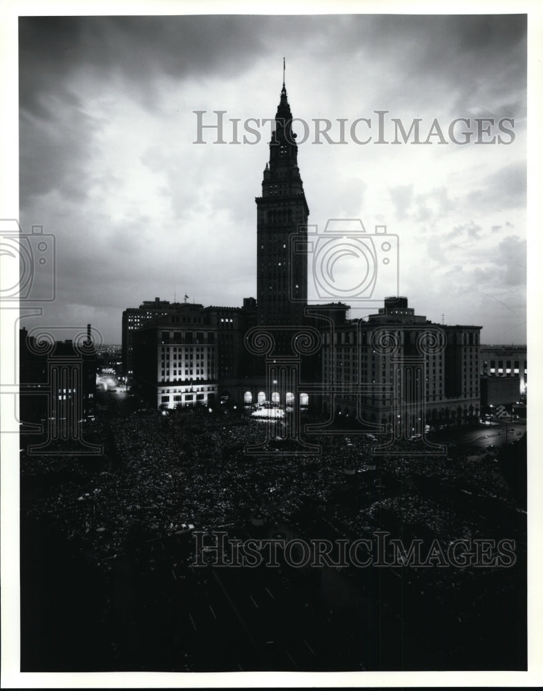 1994 Press Photo Air view of the Cleveland Orchestra in Public Square, 1990 - Historic Images