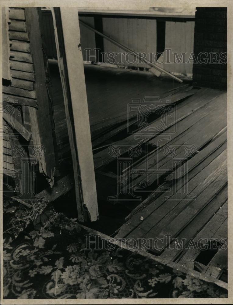 1952 Press Photo Bombed house at 12900 Beach Avenue owned by Max Scek - Historic Images