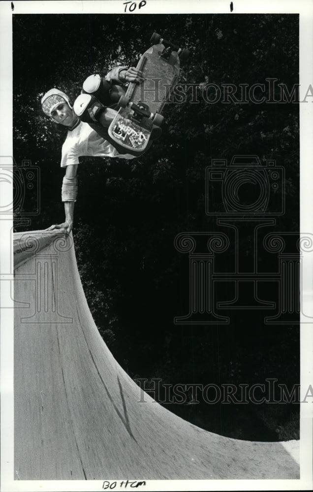 1985 Press Photo Chris Lenart performs an invert-skateboarding - cvb35827 - Historic Images