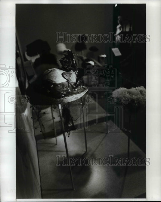 1987 Press Photo Set of designed hats displayed at Kent State University Museum - Historic Images