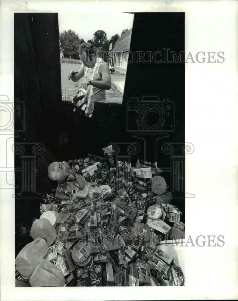 1985 Press Photo Rick Johns-Sparkle Market-food that cannot be sold in Newtom - Historic Images