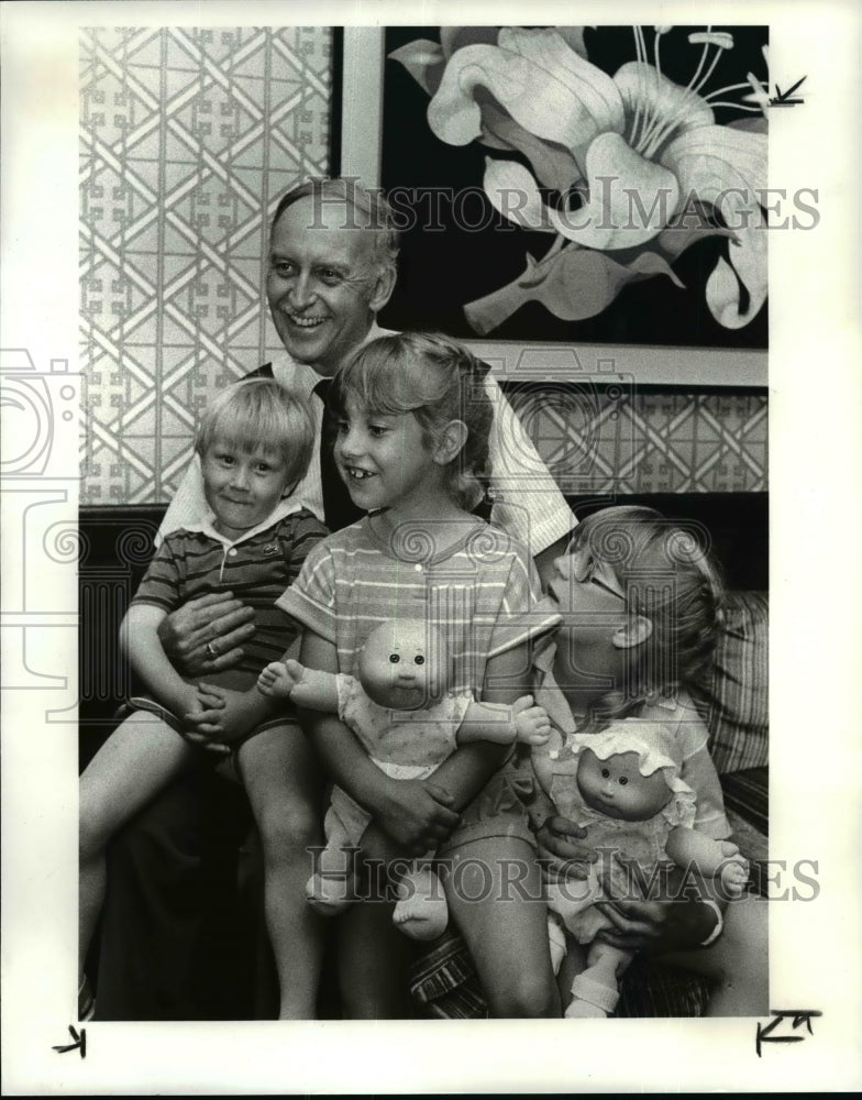 1985 Press Photo Labor Unions Airline strike-United pilot Jack Roderick and kids - Historic Images