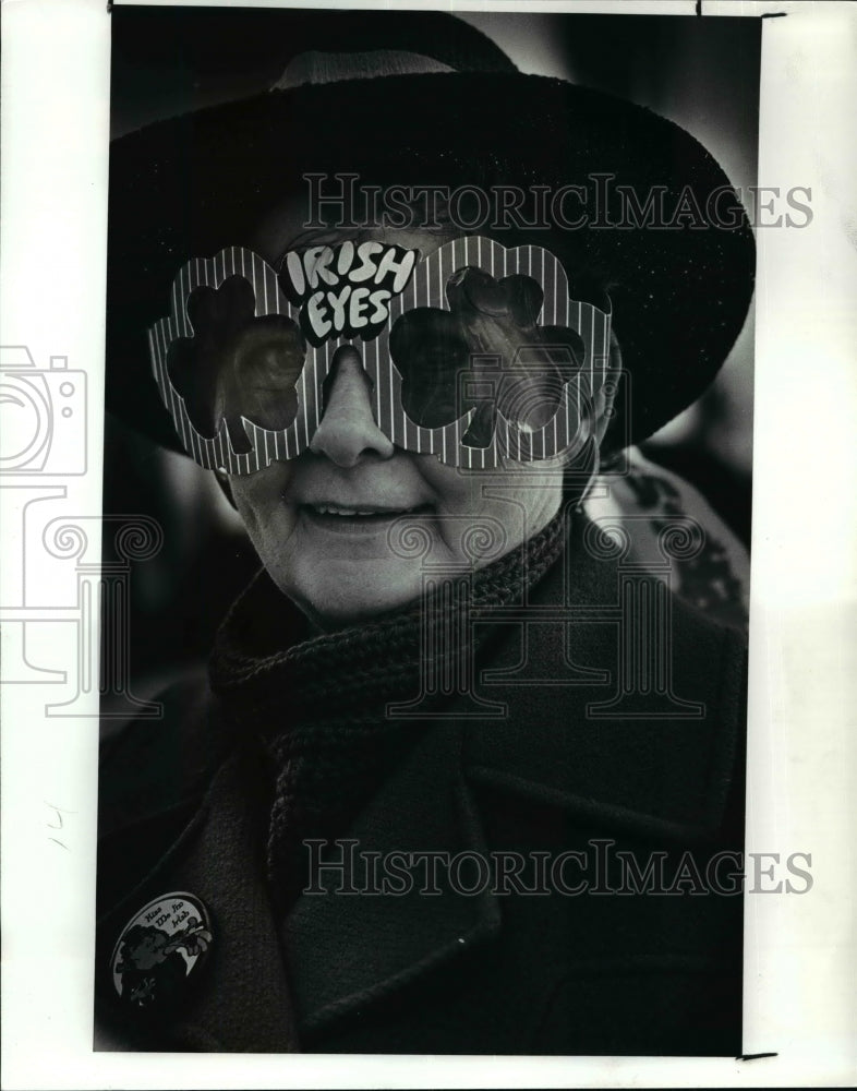 1987 Press Photo Helen Kilbane watches the St. Patrick&#39;s day parade - cvb36244 - Historic Images